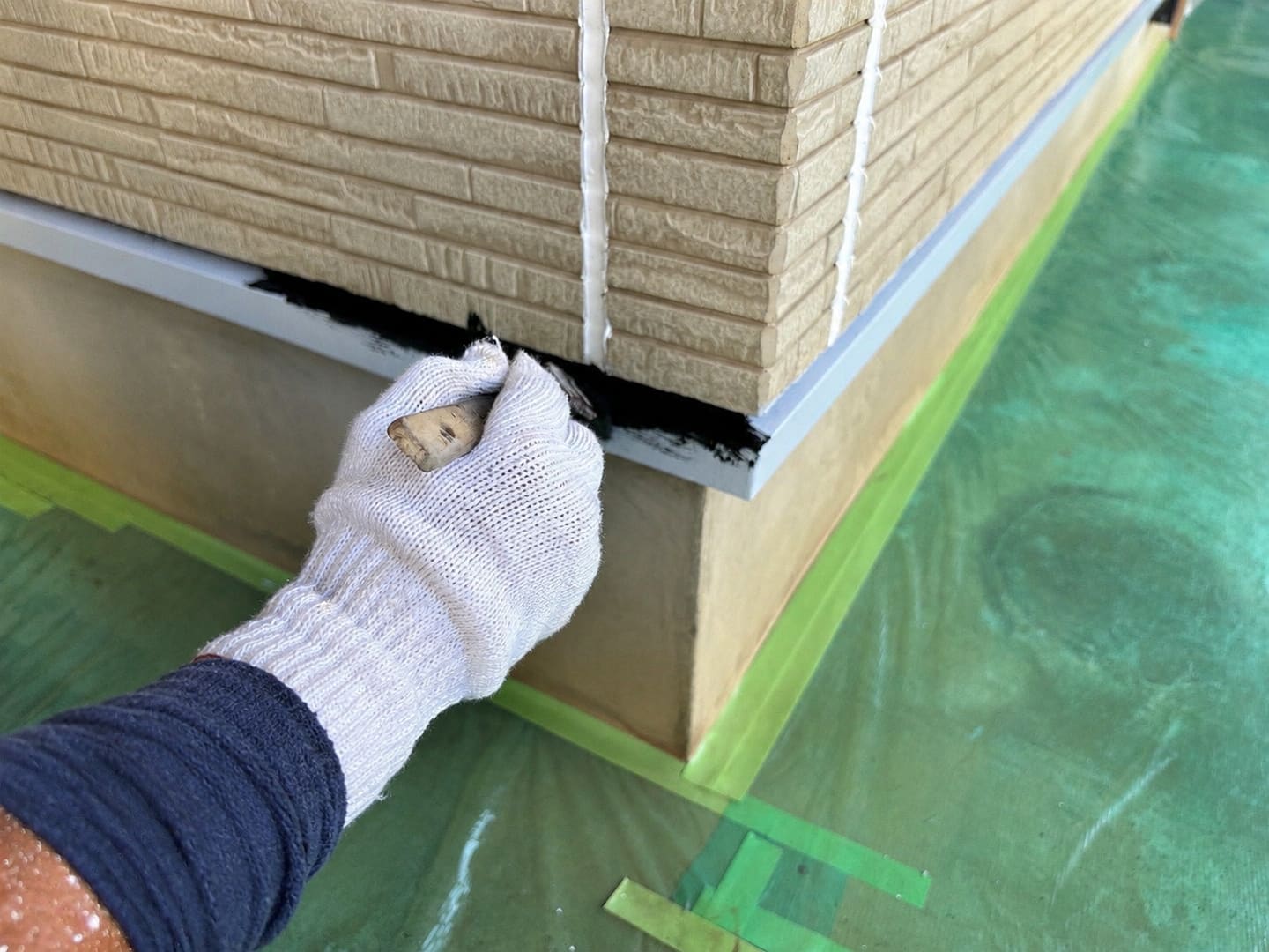 外壁・屋根塗装｜アイボリー×テラコッタの全体塗装｜中塗り