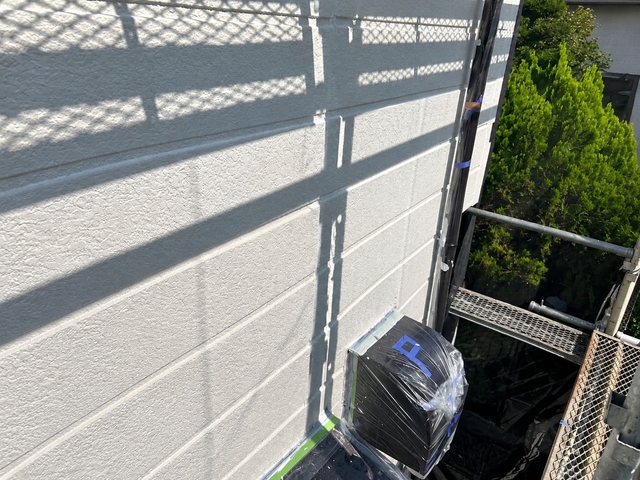 外壁・屋根塗装｜アイボリー×テラコッタの全体塗装｜下地処理・下塗り