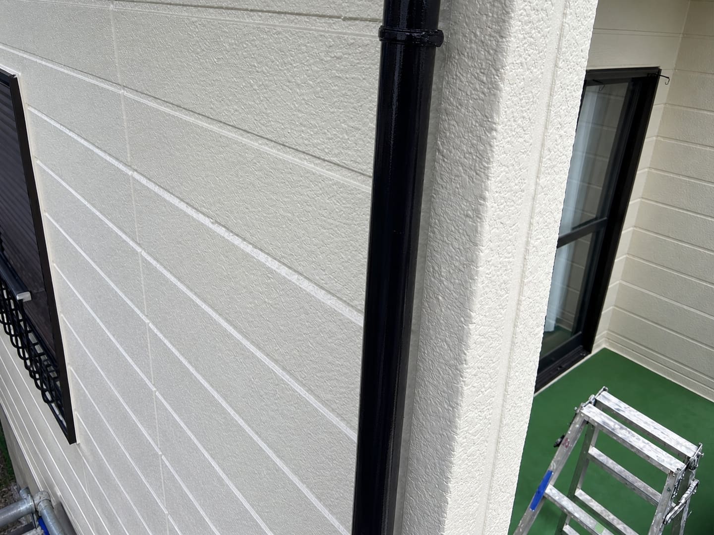 外壁・屋根塗装｜アイボリー×テラコッタの全体塗装｜上塗り・付帯部塗装