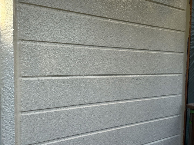 外壁・屋根塗装｜アイボリー×テラコッタの全体塗装｜上塗り・付帯部塗装