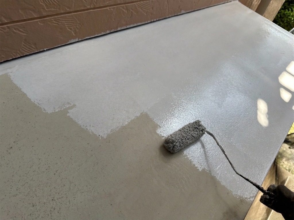 ベランダ床防水工事｜下地処理からトップコート仕上げまで｜トップコート塗装