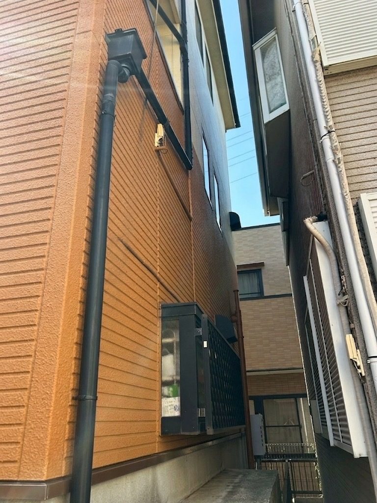 外壁塗装|狭小地の配管まわり施工B