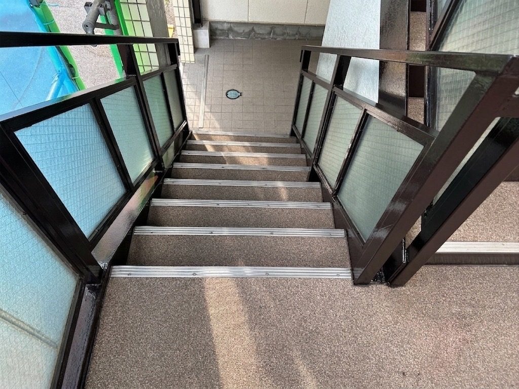外壁塗装|階段手すり(黒)塗装